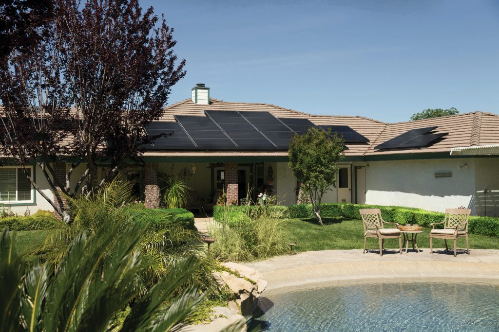 installation de panneaux solaires sur une toiture de maison