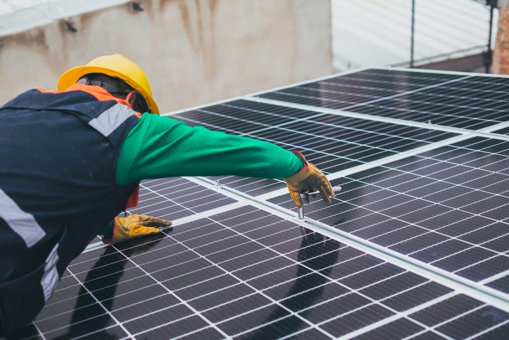 pourquoi faire installer des panneaux solaire sur le toit de sa maison