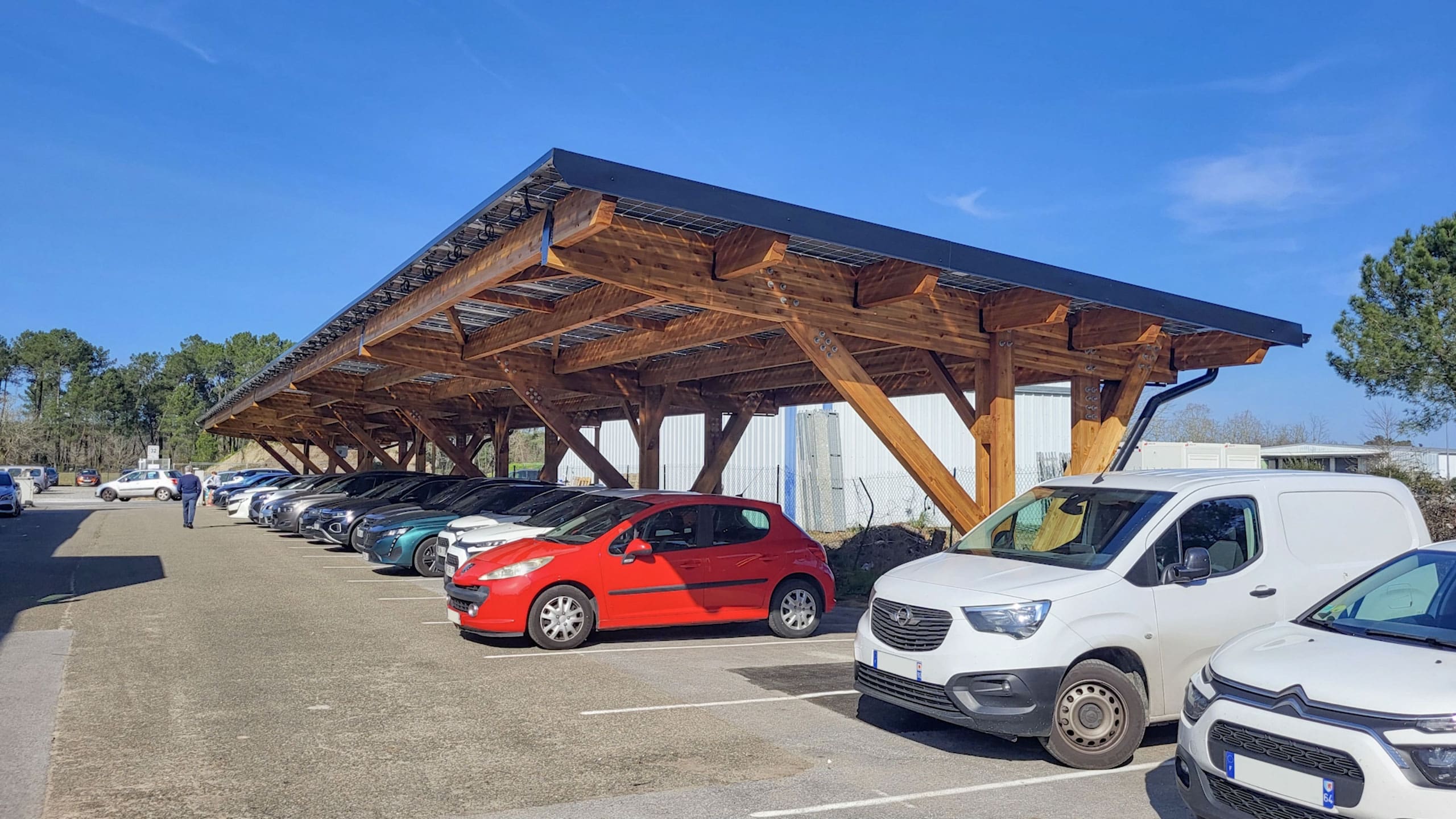 Ineo et Piveteaubois : un partenariat pour des ombrières photovoltaïques en bois, durables et 100 % françaises