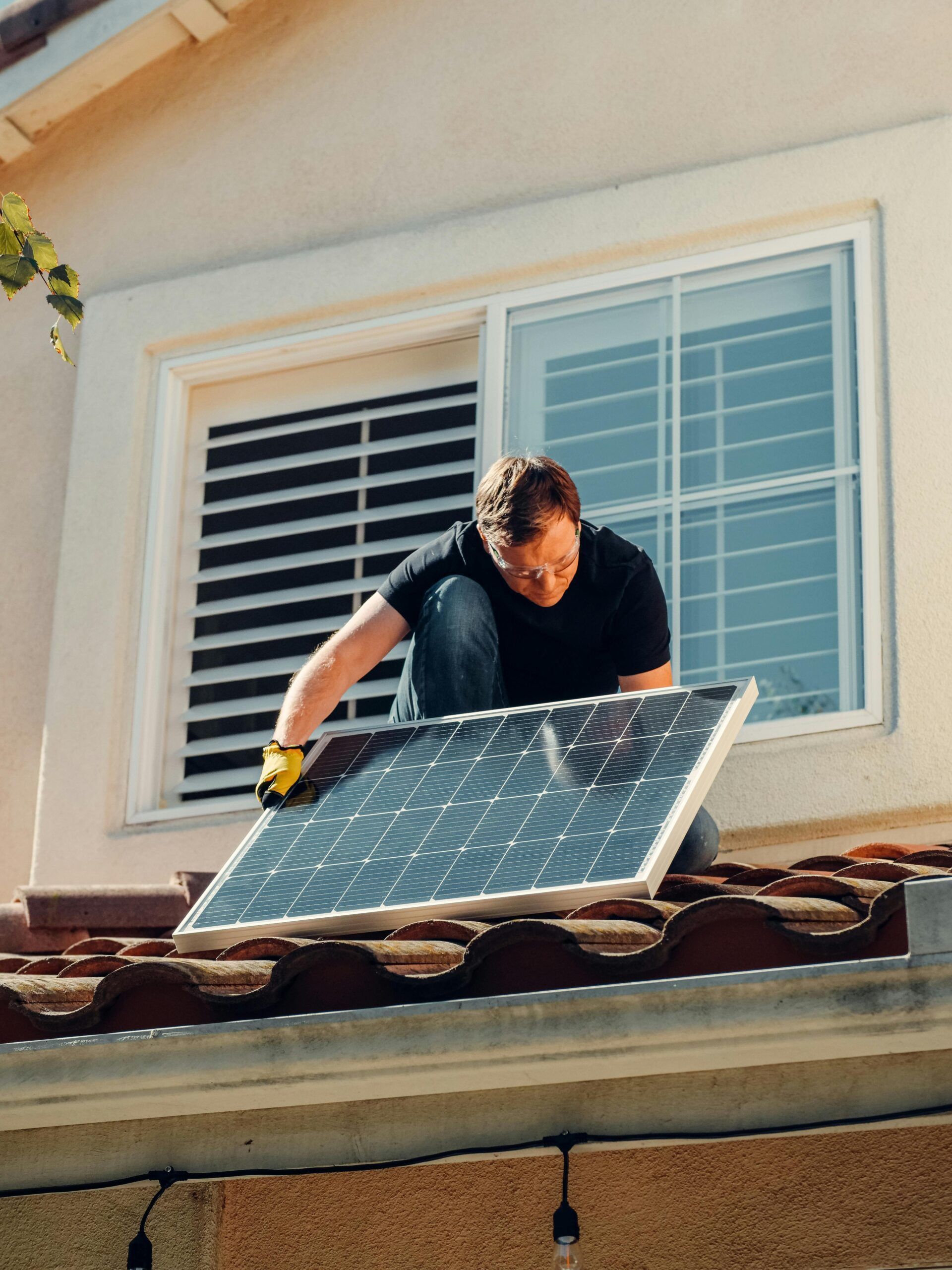 Norme NF C15‑100 : vers l’interdiction des kits solaires plug‑and‑play dès août 2025
