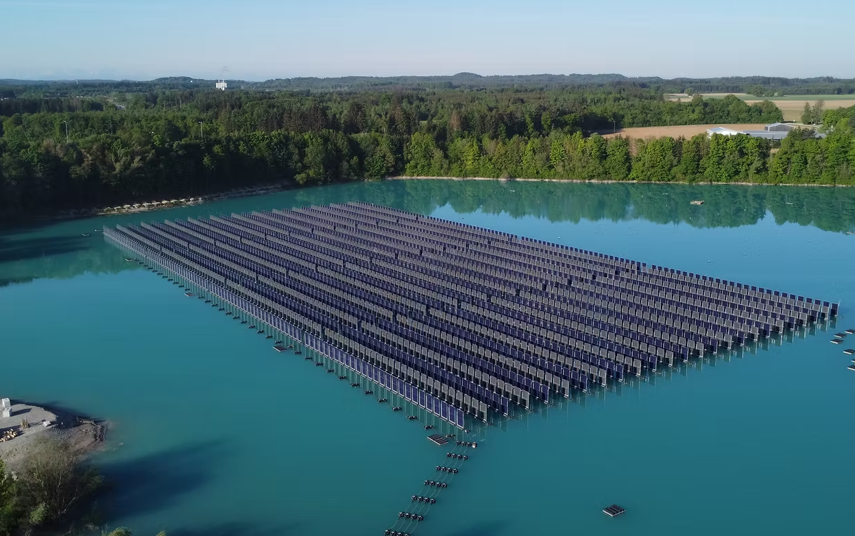 La plus grande centrale photovoltaïque flottante verticale au monde inaugurée en bavière