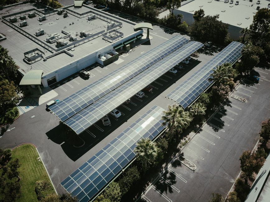 Ombrières photovoltaïques sur parkings : comment la grande distribution transforme une obligation en opportunité