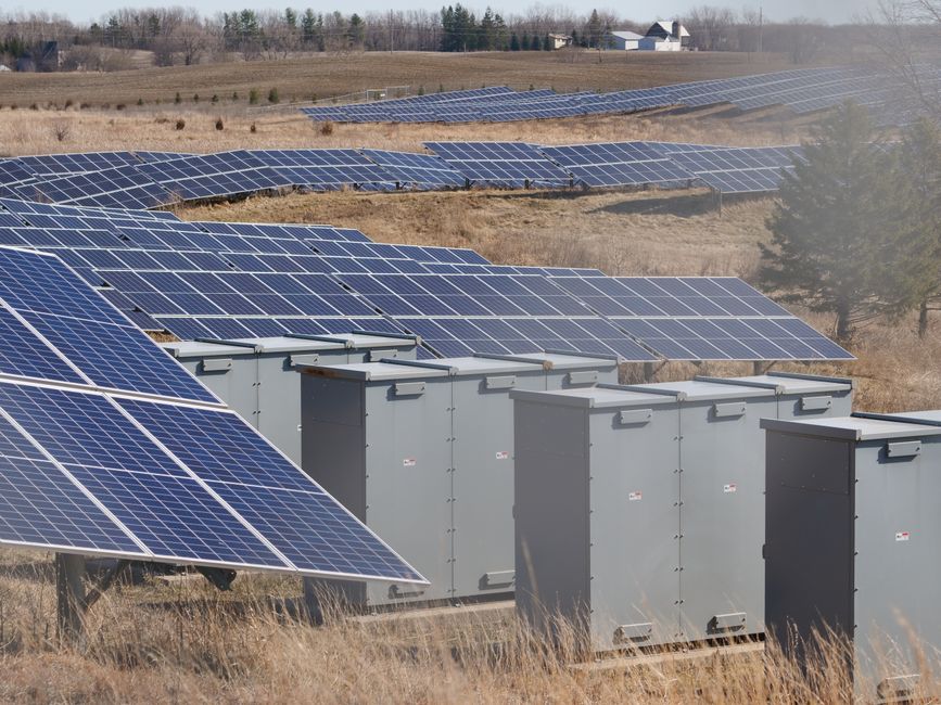 Les micro-réseaux solaires avec stockage deviennent compétitifs pour l'électricité de base dans le monde