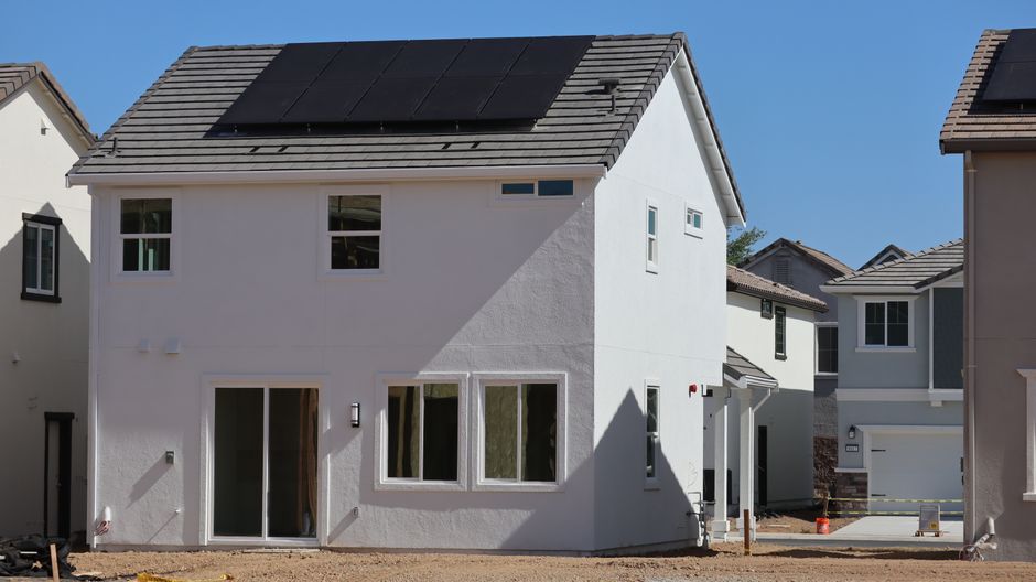 Panneaux solaires et revente immobilière en 2026 : plus-value réelle et règles ABF à connaître