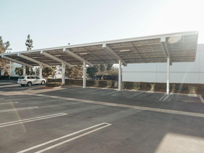 Mecosun double la puissance de ses ombrières en béton pour parkings photovoltaïques