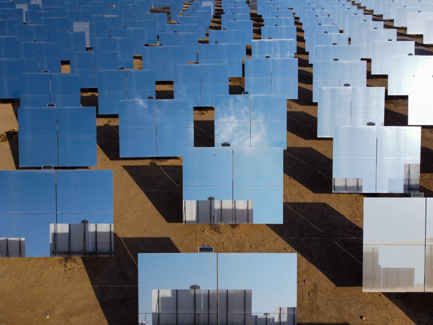 Nouveau panneau solaire réfléchissant promet 20% de gain de production sans pièces mobiles