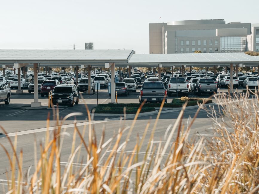 Solarisation des parkings : le retard persiste malgré l'échéance de la loi APER en 2026