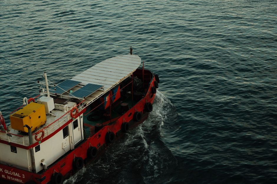 Solaire flottant : des flotteurs en aluminium fabriqués sur place pour réduire coûts et empreinte carbone