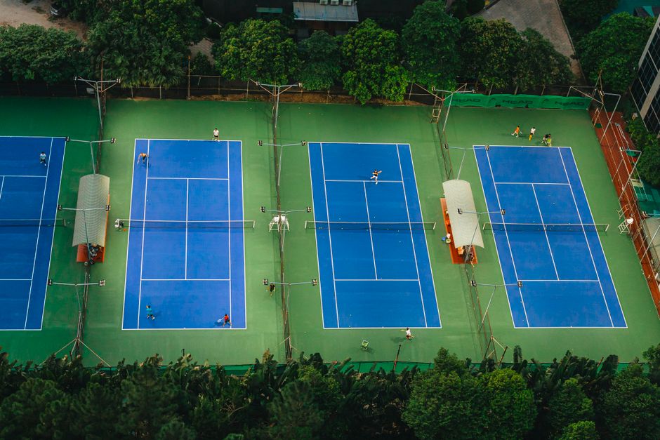 Ombrières solaires sur des terrains de tennis : une innovation énergétique locale