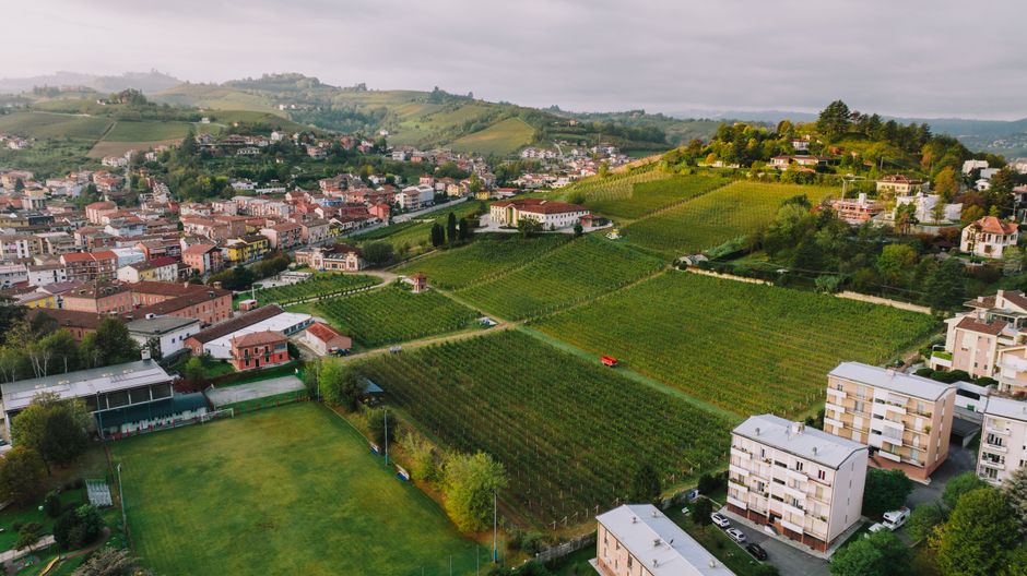 Un projet agrivoltaïque de 2 MWc protège les vignes du Languedoc : innovation et durabilité