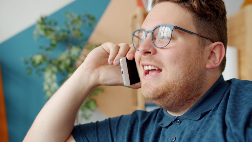 Personne au téléphone avec un agent vocal IA Fonixia - installateurs panneaux solaires