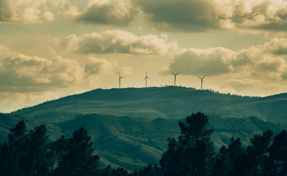 TotalEnergies rachète les activités renouvelables terrestres de Shell en Europe et s'associe à KKR