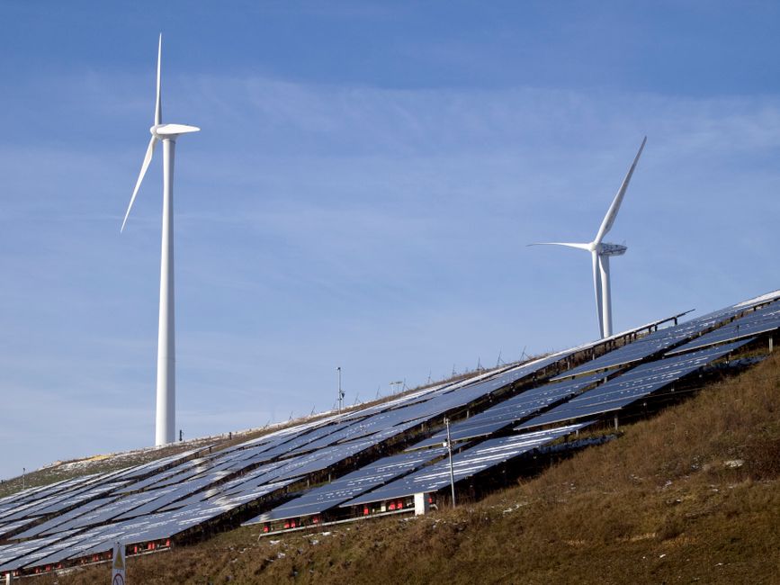 Un plaidoyer pour la transition éolienne et solaire : le livre de Paul Neau qui démonte 100 idées reçues