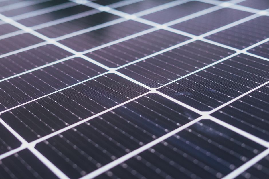 Cellules solaires HJT : l'oxyde de zinc, un bouclier anti-UV qui améliore la production électrique