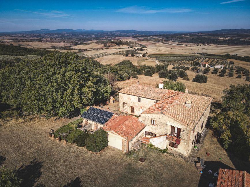 L'essor des ombrières photovoltaïques dans le Roussillon pour protéger la vigne et les fruitiers