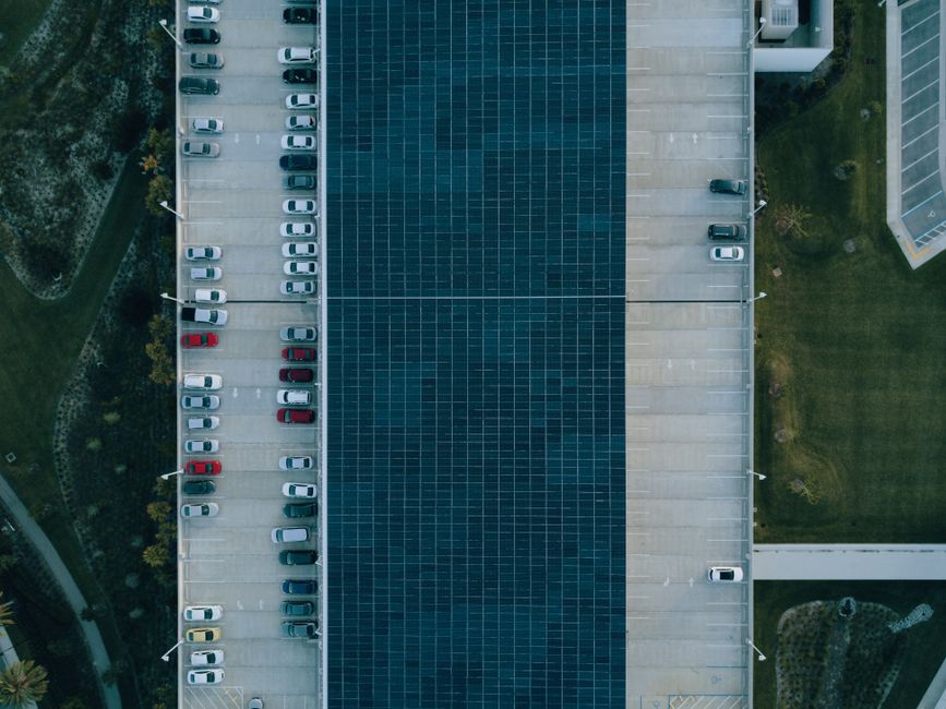 Ombrières photovoltaïques en béton : un partenariat Visionpark-Stradal pour industrialiser la production