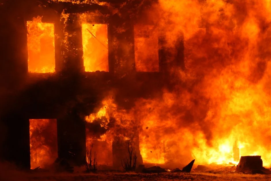Incendie de forêt sur un projet solaire prêt à construire : quelles conséquences juridiques ?