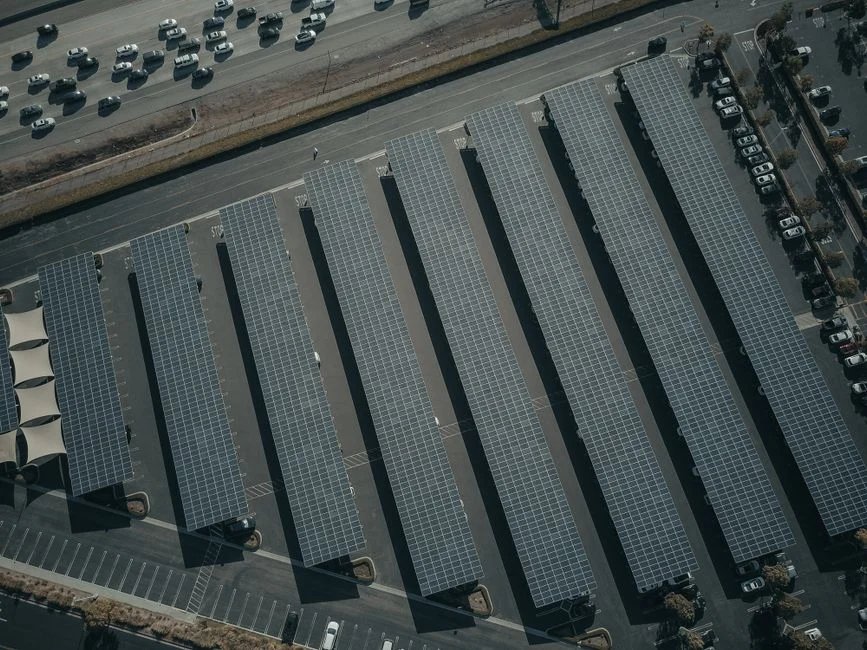 Solarisation des parkings : le décret précisant les conditions du report est publié