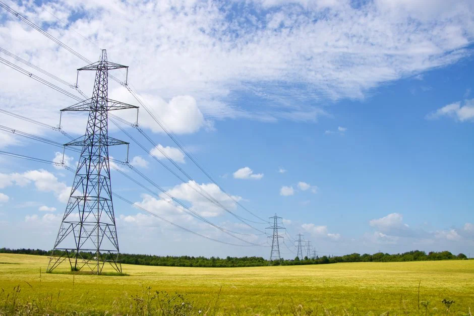 Lignes a haute tension traversant la campagne anglaise