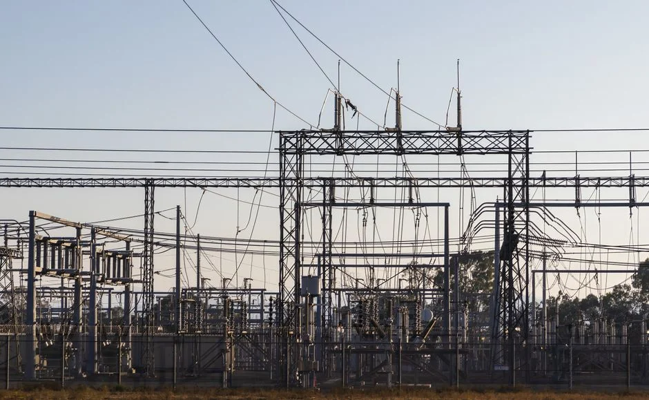 Poste electrique haute tension au lever du jour