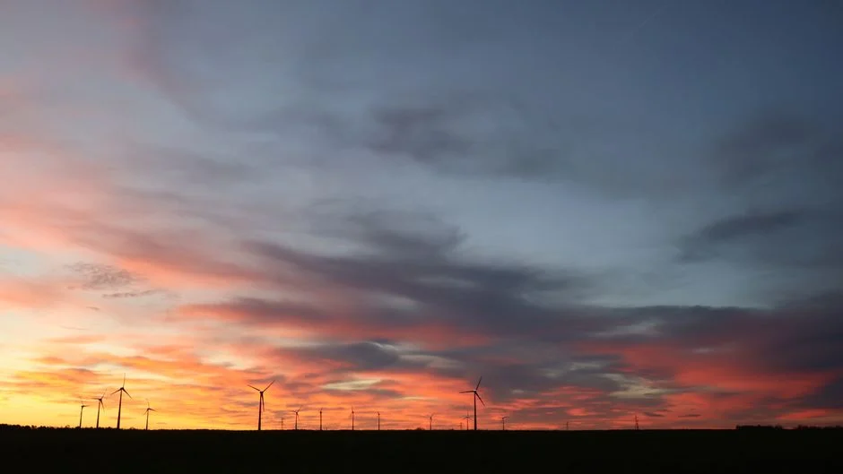 Parc eolien francais au coucher du soleil