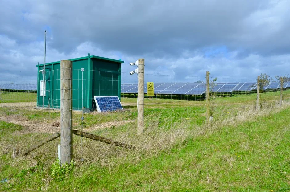 Poste de raccordement electrique au pied d une centrale solaire