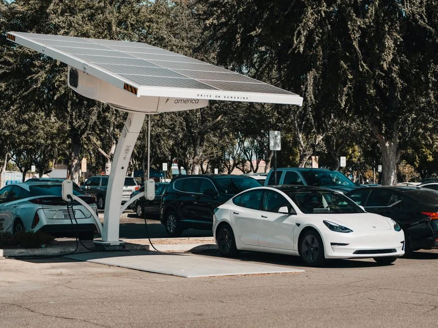 Meyreuil : 376 kW d ombrières sur le parking du stade