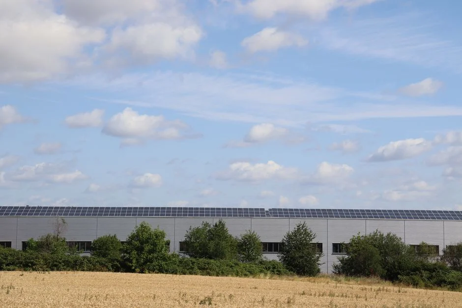 Sunrock obtient 110 M€ de CA-CIB pour ses toitures solaires en France