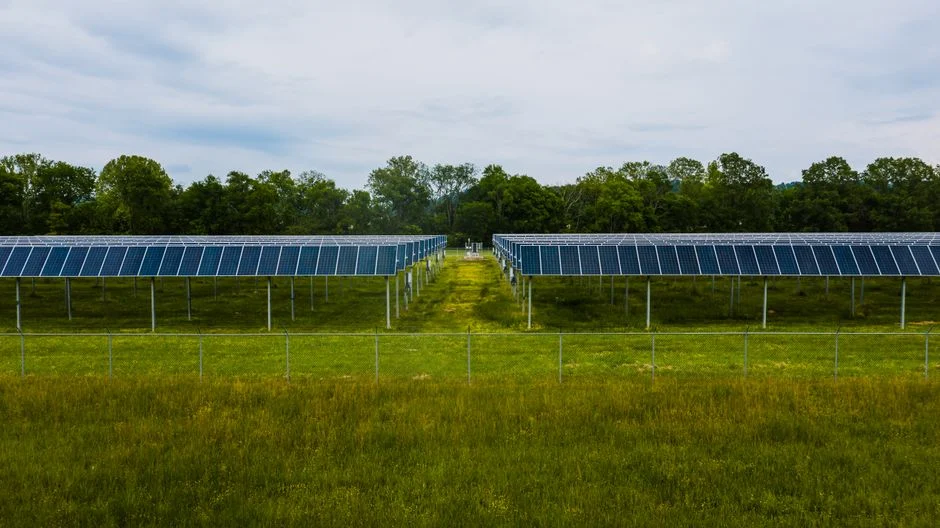 Ombrière photovoltaïque agricole pour l’élevage : abris pour bovins, ovins et volailles, règles et financement