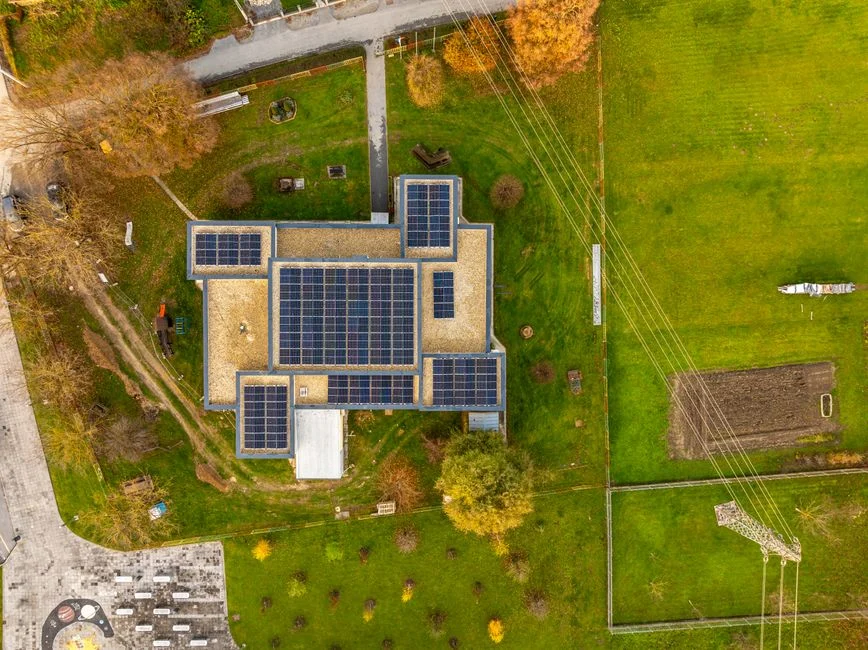 PLF 2027 : le gouvernement s’attaque aux contrats d’achat des petits producteurs solaires