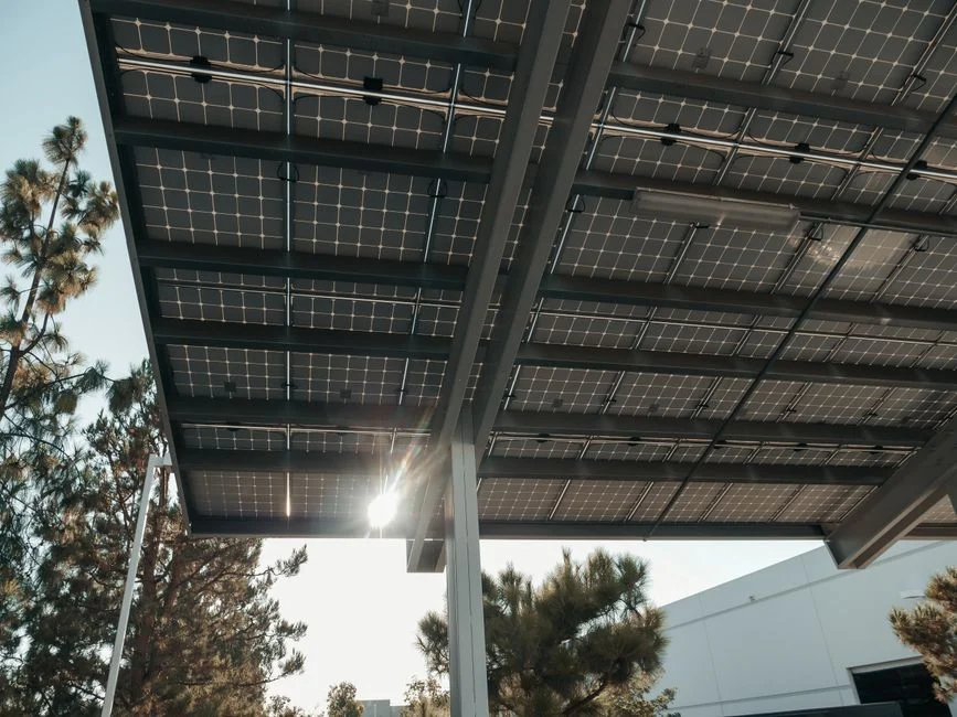 Près de Lille, Amazon teste des ombrières photovoltaïques à structure bois