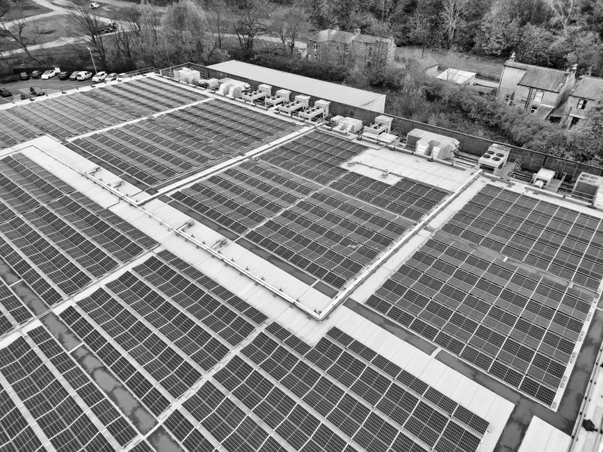 Solar Light TPO : Elevate et Heliup proposent un photovoltaïque de 7 kg/m² pour les toits-terrasses
