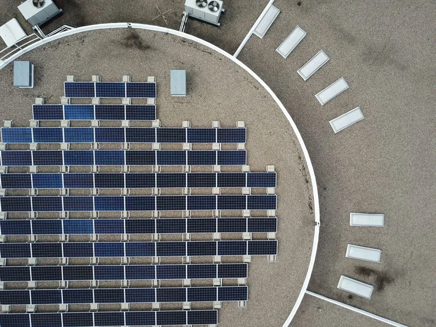 Solar Light TPO : Elevate et Heliup proposent un photovoltaïque de 7 kg/m² pour les toits-terrasses