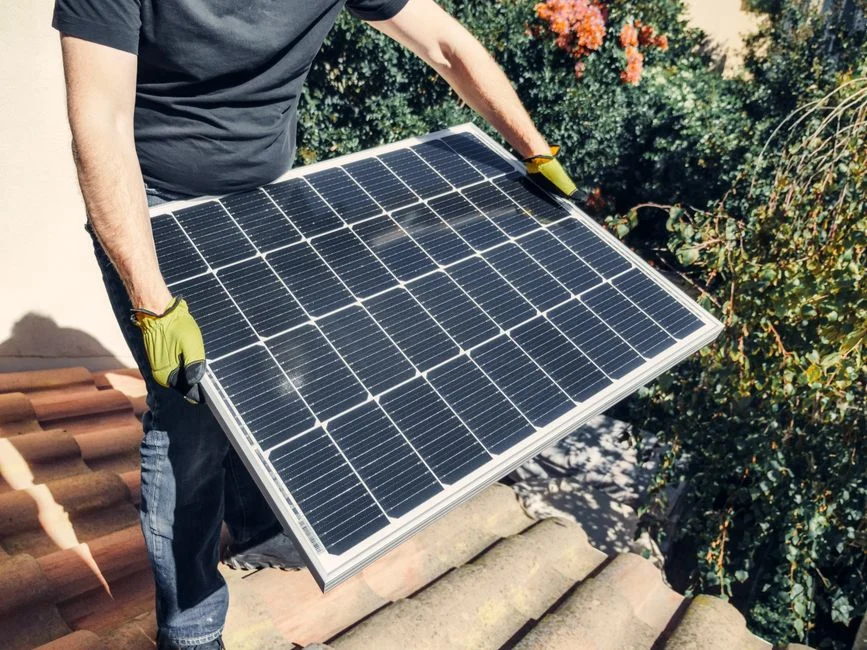 Fluke lance un monte-panneaux sans moteur pour hisser les modules solaires sur le toit par l’échelle