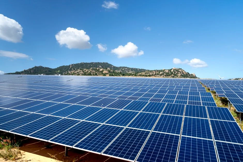 Aucaleuc : l’ancien camp militaire devient une ferme solaire de 28,5 MWc ouverte à l’épargne des habitants
