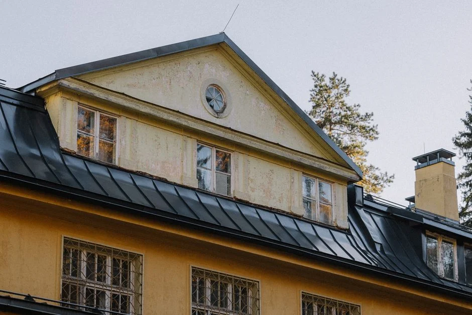 Roofit.Solar : la toiture métallique solaire venue du Nord sera distribuée en France par Enerium Solar