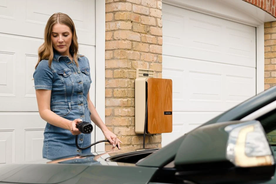 Prix d’une borne de recharge en 2026 : coût posé, aides et installation