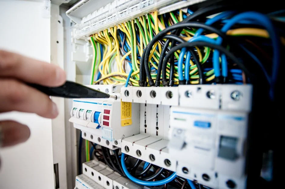 Borne de recharge en copropriété : droit à la prise et prime ADVENIR