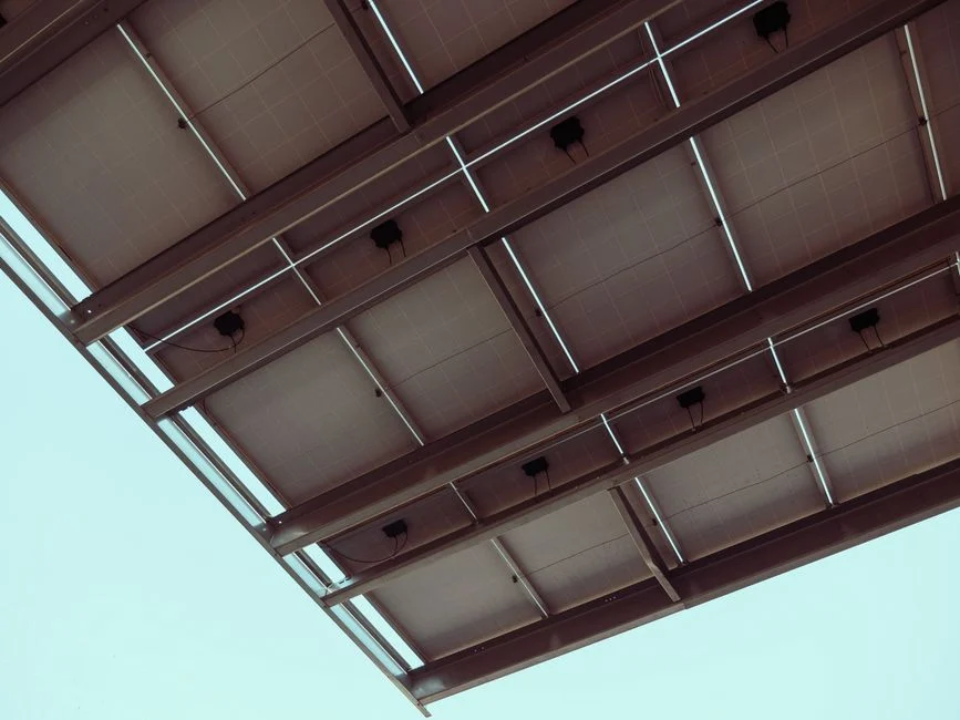 Foudre et panneaux solaires : un second point de mise à la terre divise presque par deux les surtensions
