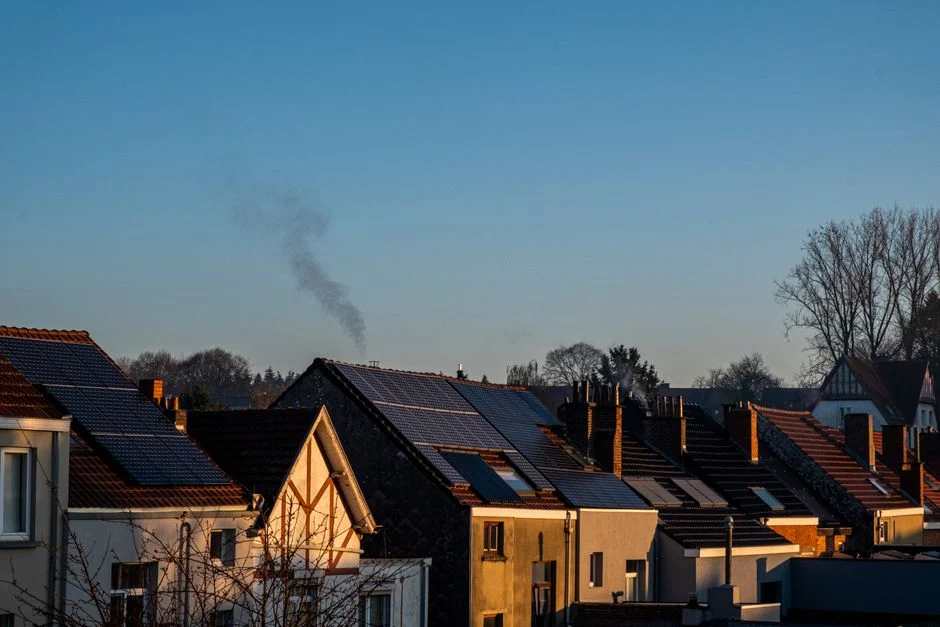 Heures « super-creuses » : deux économistes veulent caler le tarif de l’électricité sur le soleil
