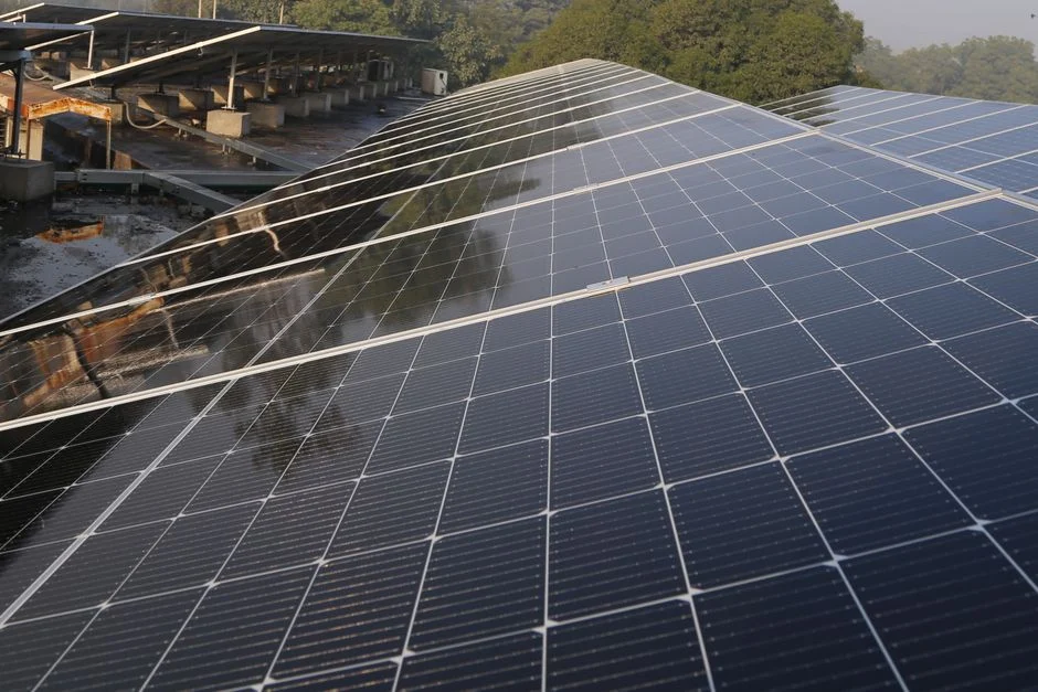 Toiture solaire intégrée : Enerium Solar distribue la couverture métallique Roofit.Solar en France