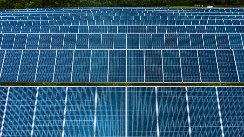 Cellule TAC de JinkoSolar : un mariage TOPCon et hétérojonction à contacts arrière annoncé à 28 %