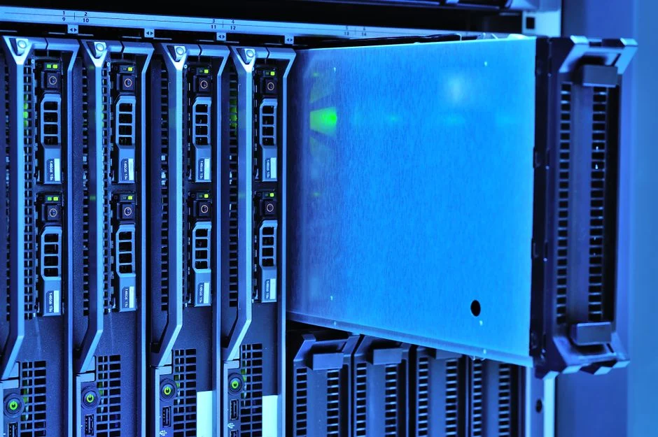Data centers et réseau saturé : le solaire couplé au stockage peut-il prendre le relais ?