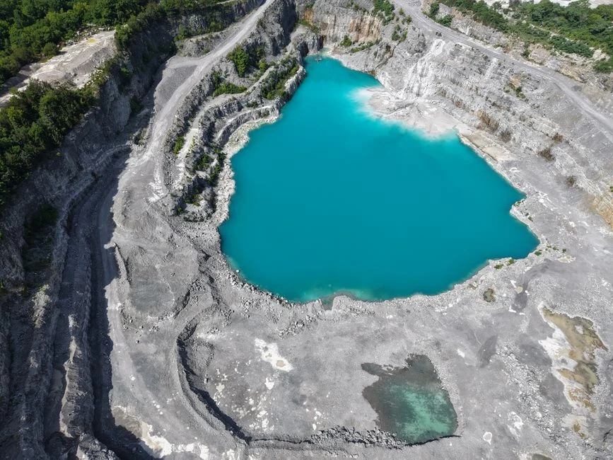 Solaire flottant à Velet : BayWa r.e. ne garde que deux des douze plans d’eau
