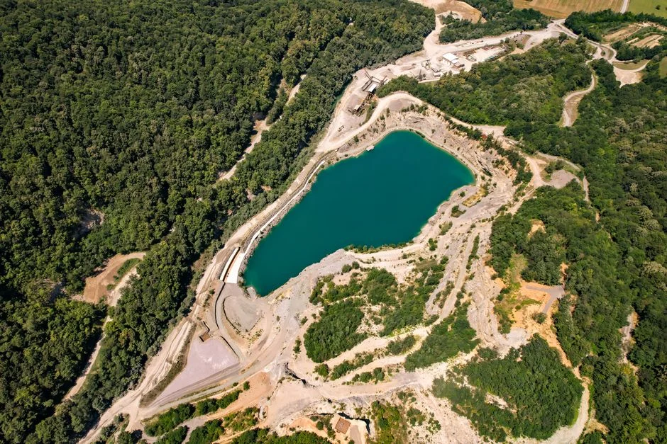 Solaire flottant à Velet : BayWa r.e. ne garde que deux des douze plans d’eau