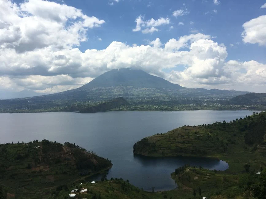 Rwanda : un appel d’offres pour 200 MW de solaire flottant et 800 MWh de batteries sur le lac Sake