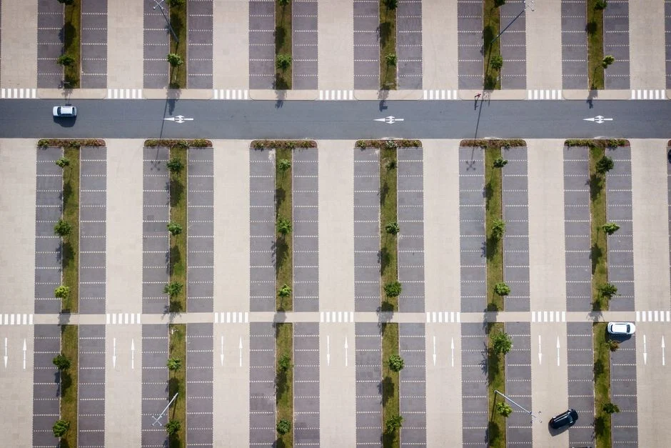Ombrière solaire : OCCIPARK lance un pilier en béton autolesté pour les parkings en simple rangée