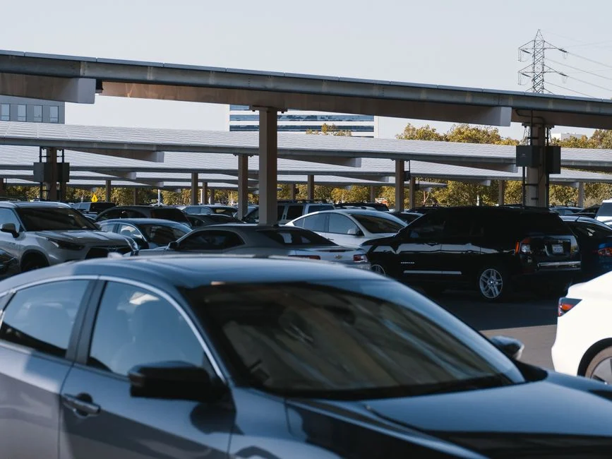 Ombrière solaire : OCCIPARK lance un pilier en béton autolesté pour les parkings en simple rangée