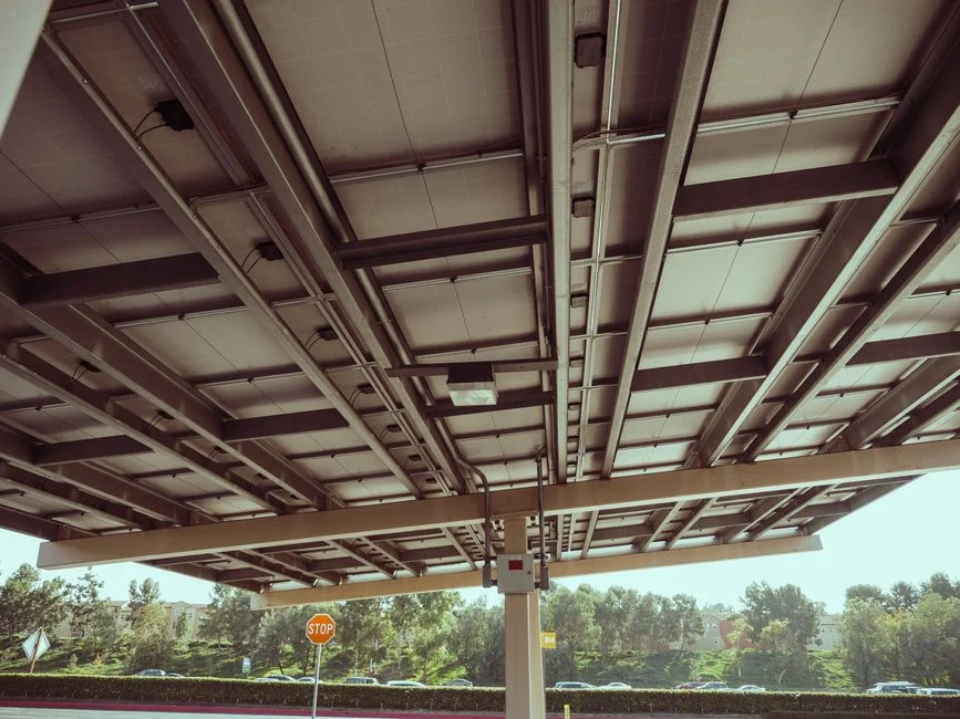Parrot World : 3,5 MWc d’ombrières solaires d’Urbasolar sur le parking du parc animalier