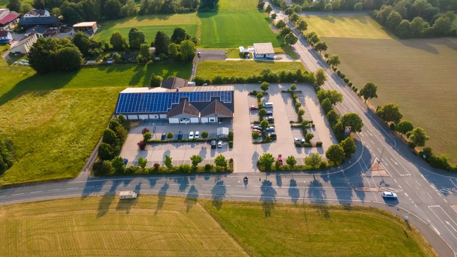 Parrot World : 3,5 MWc d’ombrières solaires d’Urbasolar sur le parking du parc animalier